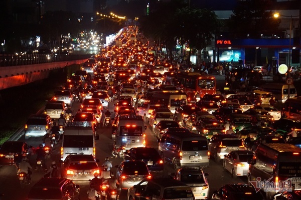 Cửa ngõ Tân Sơn Nhất tê liệt, ngàn ô tô dàn hàng kín đặc đường