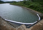 Lớp 'phòng thủ' trăm mét chống dầu bảo vệ nhà máy nước sông Đà