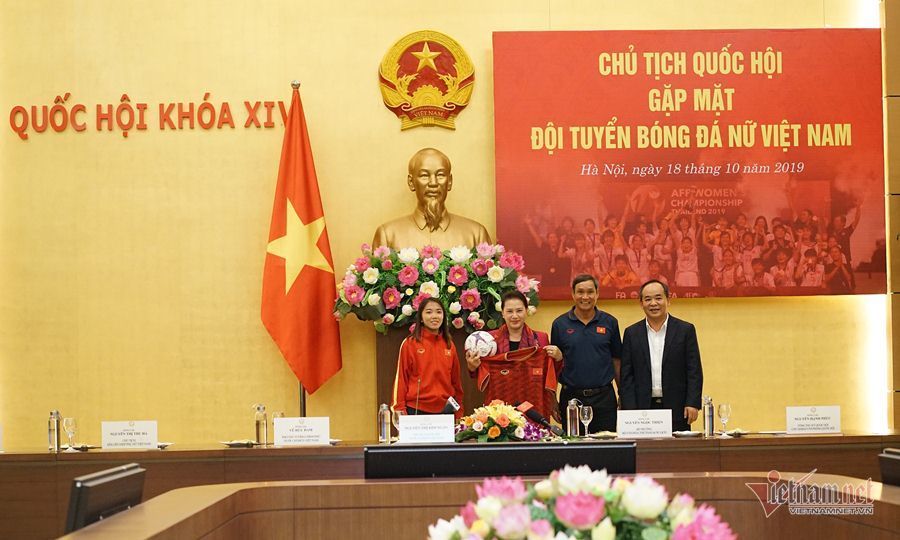Chủ tịch Quốc hội Nguyễn Thị Kim Ngân gặp mặt tuyển nữ Việt Nam