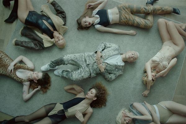 Binz lạnh lùng bên dàn mẫu Tây sexy, nóng bỏng