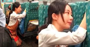 Nữ tiếp viên tàu hỏa quỳ gối an ủi khách hơn một tiếng
