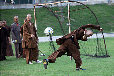 Ni sư hái hoa, sư tăng đá bóng sau giờ học căng thẳng ở HV Phật giáo Việt Nam
