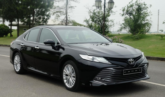 Bán 'bia kèm lạc', Toyota Camry 2019 chênh giá 50-100 triệu đồng