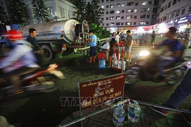 Hanoi to halt bottled water price hike after water contamination incident