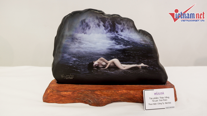 Khán giả thích thú với triển lãm ảnh nude trên đá đầu tiên tại Việt Nam
