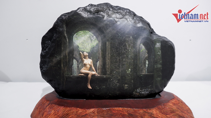 Khán giả thích thú với triển lãm ảnh nude trên đá đầu tiên tại Việt Nam