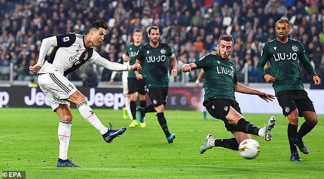 Ronaldo tỏa sáng, Juventus vững ngôi đầu