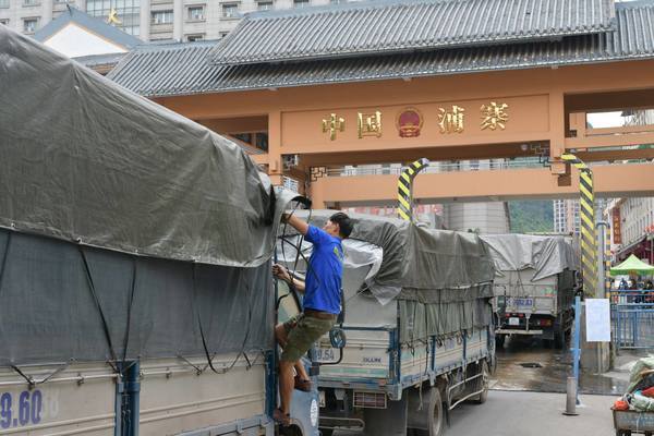 500 xe tắc đường sang Trung Quốc, yêu cầu giải quyết gấp