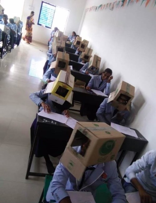 Hình ảnh sinh viên Ấn Độ đội thùng giấy lên đầu khi đi thi