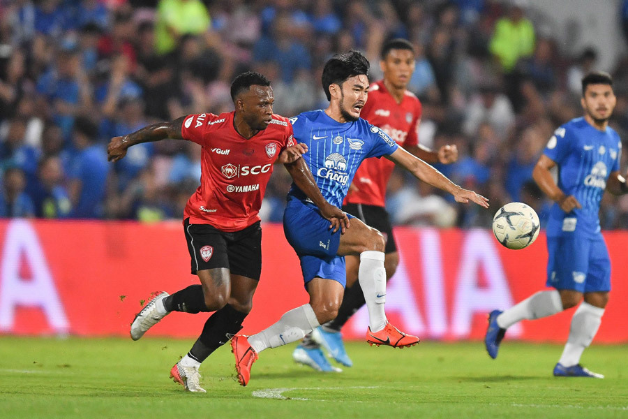 Đặng Văn Lâm bất lực, Muangthong United thua bẽ mặt Chonburi