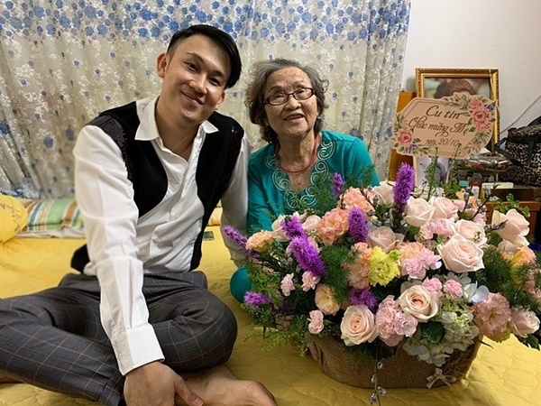 Tuấn Hưng dậy từ tờ mờ sáng mua hoa tự gói tặng mẹ và vợ