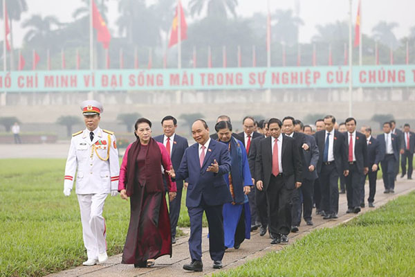 Các đại biểu Quốc hội vào Lăng viếng Chủ tịch Hồ Chí Minh