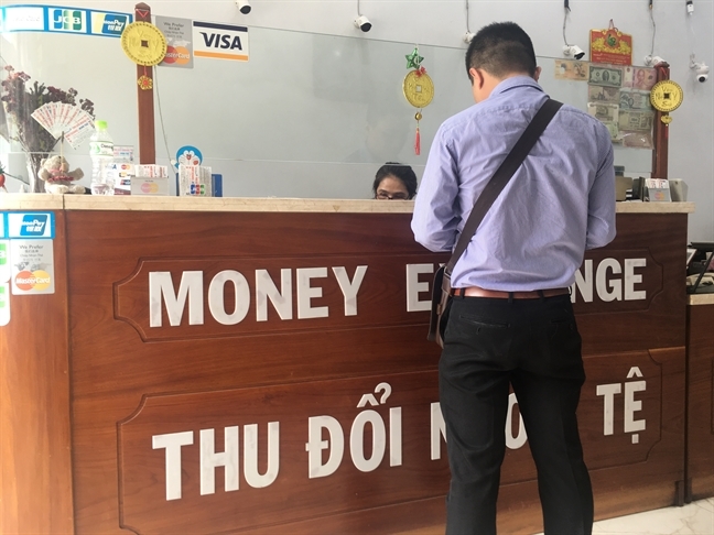 Rút tiền mặt từ thẻ tín dụng bằng thủ thuật mua vàng, USD rồi bán lại