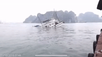 Tàu du lịch bị húc chìm trong chớp nhoáng ở vịnh Hạ Long