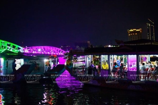 Dragon boat tour on Perfume River