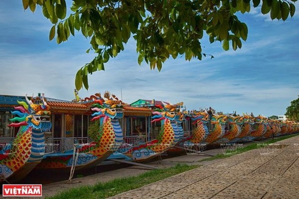 Dragon boat tour on Perfume River