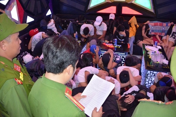 Công an Quảng Nam bắt 68 trai gái đang phê ma túy trong quán karaoke