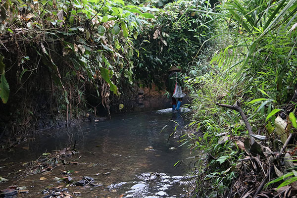 Nghe VietNamNet: Công ty Gốm sứ nói về nữ lãnh đạo thuê người xả dầu thải sông Đà