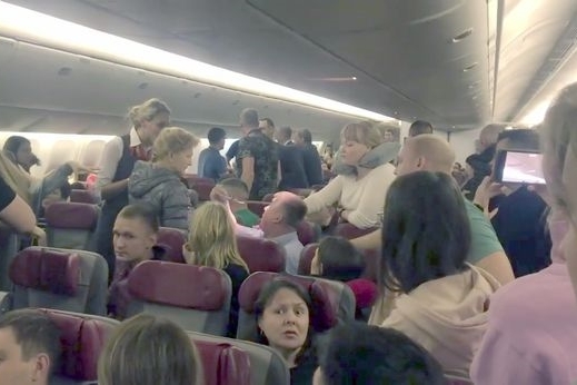Đòi mở cửa máy bay, hành khách bị trói bằng... màng bọc thực phẩm
