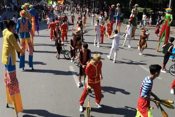 Circus performances brighten up Hanoi's pedestrian street