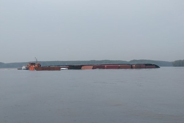 Capsized vessel creates 150-tonne Long Tau River oil spill