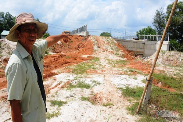 Cầu 24m 4 năm vẫn ngổn ngang, thà đừng xây dân đỡ khổ