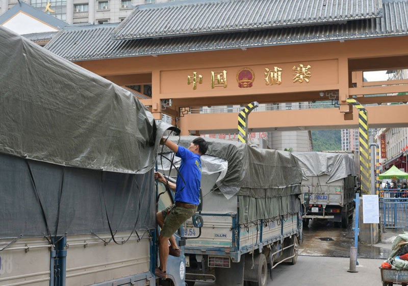 Cả ngàn xe nông sản nằm chờ qua cửa khẩu để sang Trung Quốc