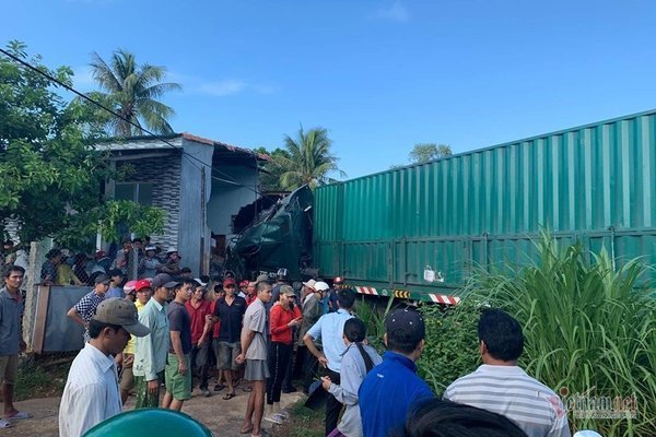 Xe container đâm sập nhà ven đường, bà hàng xóm chết thảm