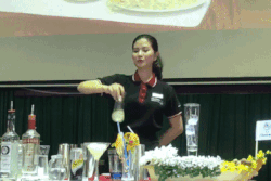 Nữ sinh xinh đẹp nổi bật với màn trình diễn pha chế điêu luyện