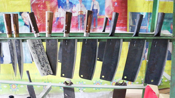 Knife village retains traditional craft
