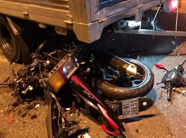 Tông vào đuôi xe tải, xe máy vỡ nát, thanh niên thiệt mạng ở Quảng Nam