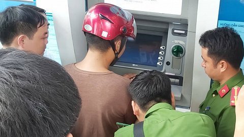 Lật tẩy chiêu trò tinh vi đánh cắp thông tin thẻ ATM