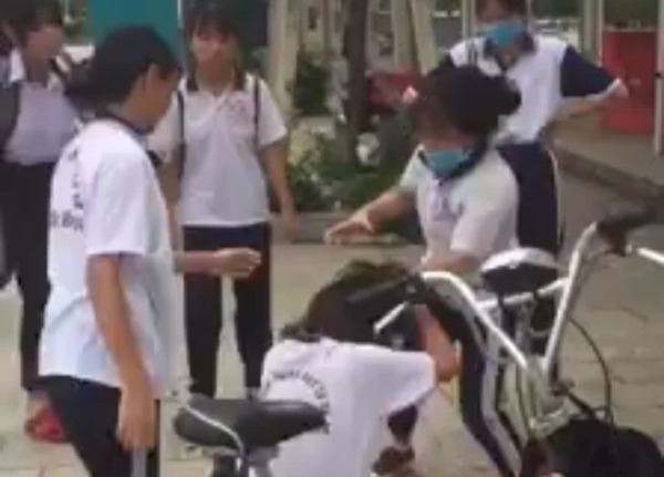 Bộ GD-ĐT yêu cầu xử lý nghiêm vụ nữ sinh bị bạn đánh ở Bình Dương