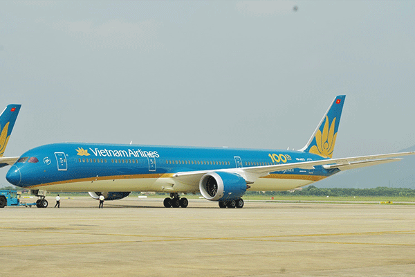 Máy bay Vietnam Airlines bị chảy dầu lênh láng tại sân bay Tân Sơn Nhất