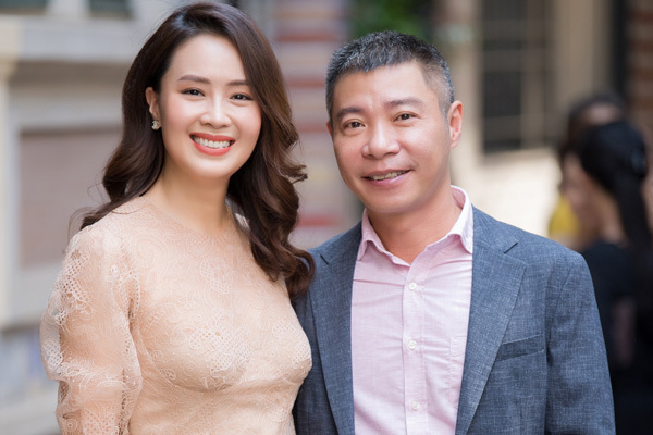 NSND Công Lý ôm eo, tình cảm bên Hồng Diễm