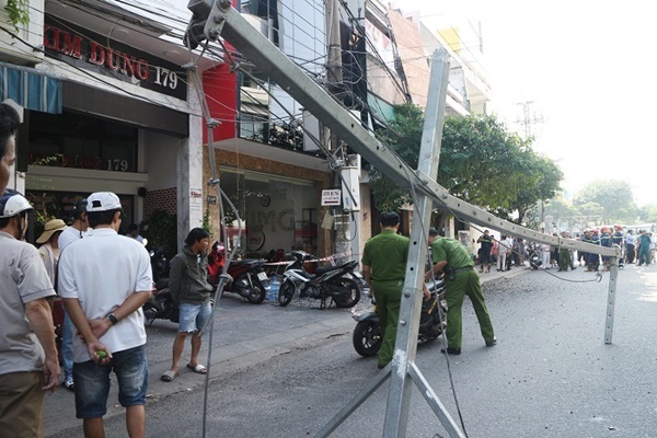 Khung sắt từ tòa nhà cao tầng rơi trúng 2 vợ chồng đi đường ở Đà Nẵng