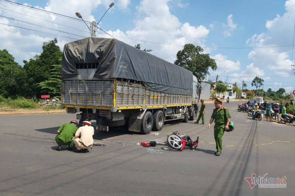 Xe tải rẽ vào đường cấm, nam sinh lớp 11 tông trúng chết tức tưởi