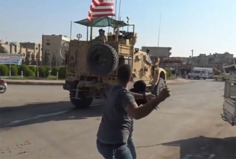 Cảnh lính Mỹ bị dân Syria ném tả tơi trên đường rút