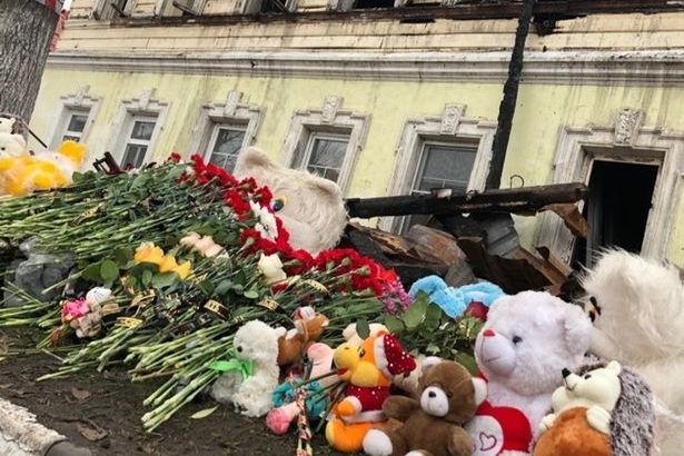 Chung cư ở Nga bị phóng hỏa, năm trẻ em chết thảm