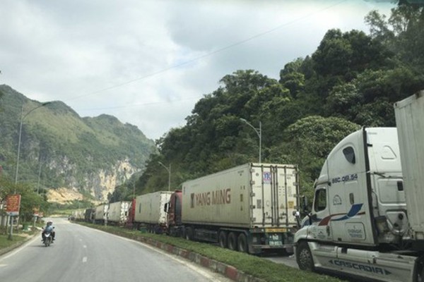 Nearly 400 vehicles transporting farm produce remain stuck at Vietnam-China border gate