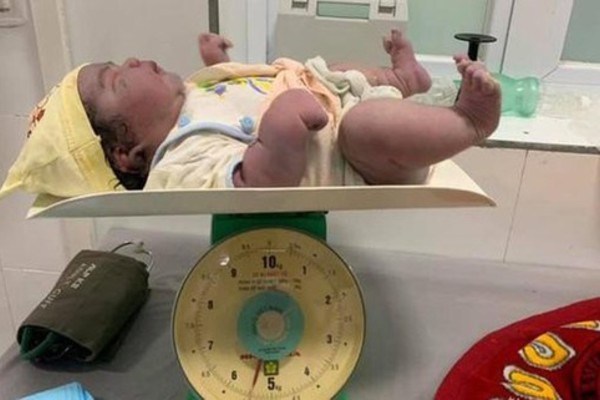 Mother naturally gives birth to one of largest babies ever born in Vietnam