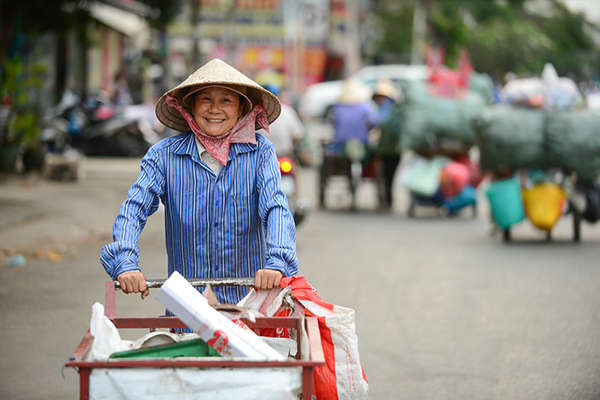 Những người phụ nữ nhặt ve chai ở Sài Gòn nuôi con đậu đại học