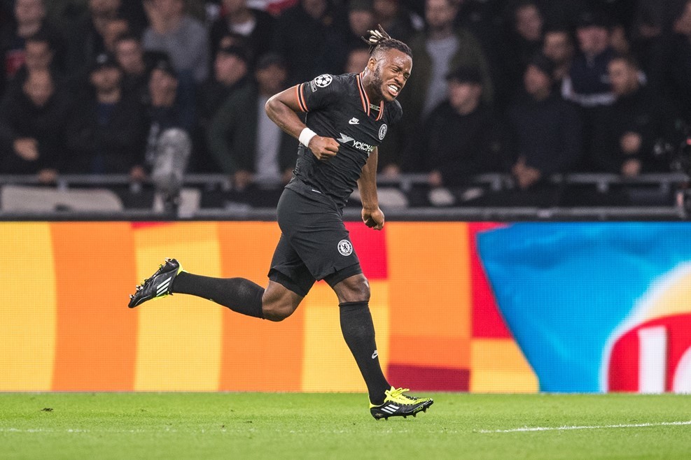 Chelsea thắng nghẹt thở Ajax nhờ công Batshuayi