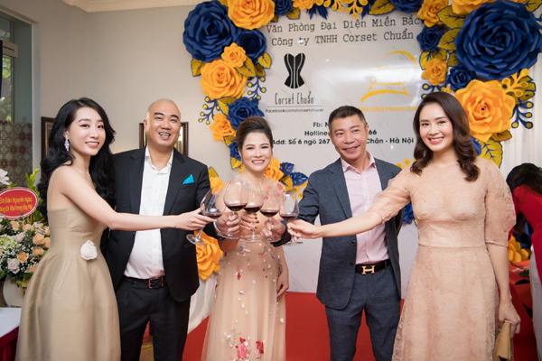 NSND Công Lý chúc mừng Ninh Nguyễn làm đại diện Corset Miền Bắc