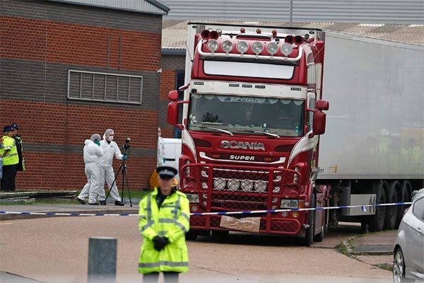 Tình tiết gây sốc vụ hàng chục thi thể trong xe tải ở Anh