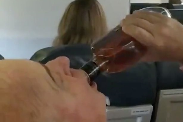 Hành khách nắm tay cầu nguyện, nốc rượu khi máy bay hạ cánh khẩn