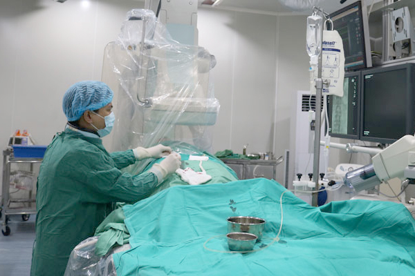 Bác sĩ căng thẳng cứu cô gái trẻ bị vỡ gan, vỡ thận