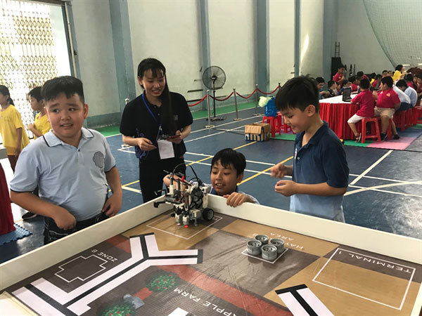 Students at HCM City primary schools win top prize at Robothon