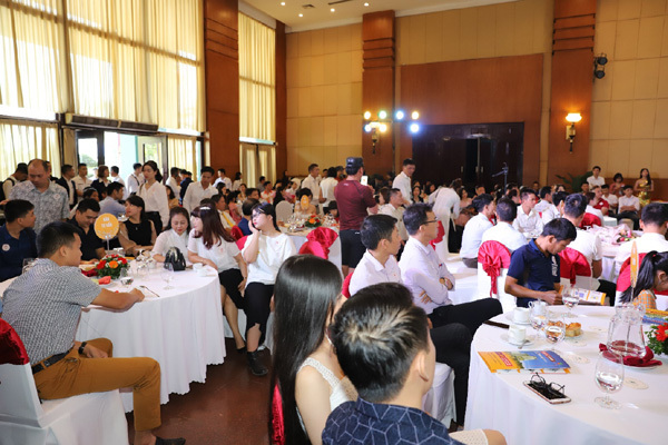 Chen chân đặt chỗ tại lễ ra mắt dự án Hoa Xa Tower