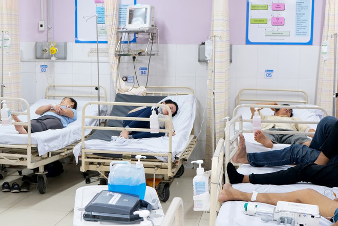 48 công nhân ở Sài Gòn nhập viện sau bữa ăn chiều tăng ca